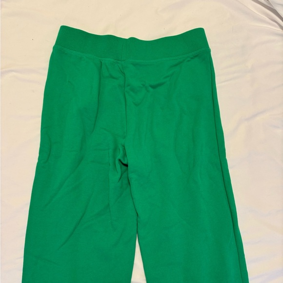 Pacsun green sweatpants with flowers on hip and leg
Size small
Only worn once - Picture 2 of 3